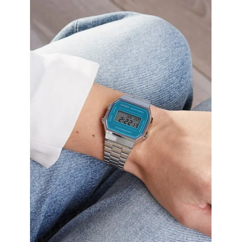 Casio Vintage Iconic Ψηφιακό Ανδρικό Ρολόι 36.3mm Μπαταρίας με Ασημί Μεταλλικό Μπρασελέ