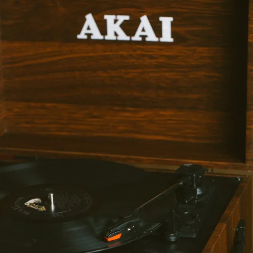 Akai ATT-101 BT Πικάπ βαλίτσα με πόδια, Bluetooth in/out, εγγραφή και αναπαραγωγή από USB/SD, Aux-In, ενσωματωμένα ηχεία και προ