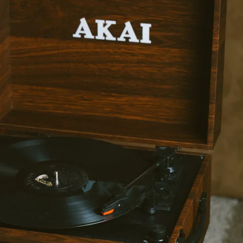 Akai ATT-101 BT Πικάπ βαλίτσα με πόδια, Bluetooth in/out, εγγραφή και αναπαραγωγή από USB/SD, Aux-In, ενσωματωμένα ηχεία και προ