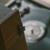 Akai ATT-101 BT Πικάπ βαλίτσα με πόδια, Bluetooth in/out, εγγραφή και αναπαραγωγή από USB/SD, Aux-In, ενσωματωμένα ηχεία και προ