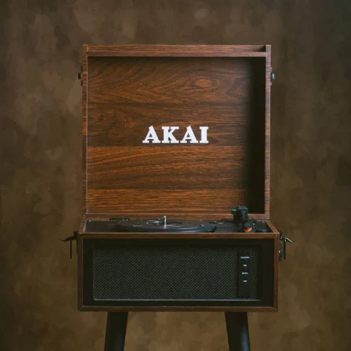 Akai ATT-101 BT Πικάπ βαλίτσα με πόδια, Bluetooth in/out, εγγραφή και αναπαραγωγή από USB/SD, Aux-In, ενσωματωμένα ηχεία και προ
