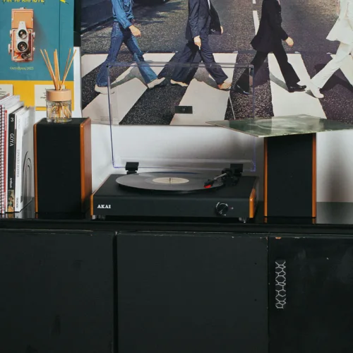 Akai ATT-240SP Πικάπ με Bluetooth, USB, προστατευτικό κάλυμμα και ηχεία Hi-Fi  – 2 x 10 W